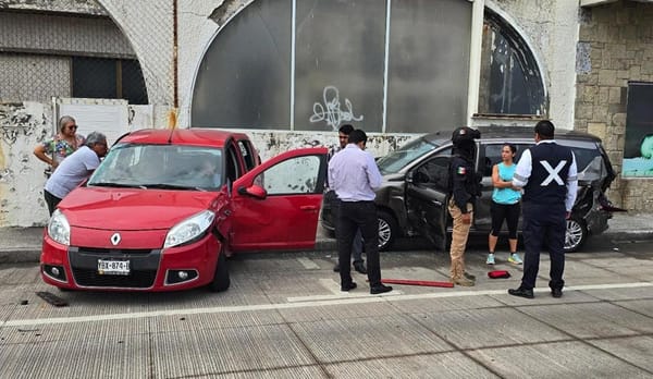 ¡AUTOBÚS DE TURISMO EMBISTIÓ DOS VEHÍCULOS EN EL BOULEVAR!