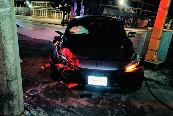 ¡SE IMPACTÓ CONTRA POSTE AFUERA DEL ESTADIO DE BÉISBOL “BETO AVILA”!