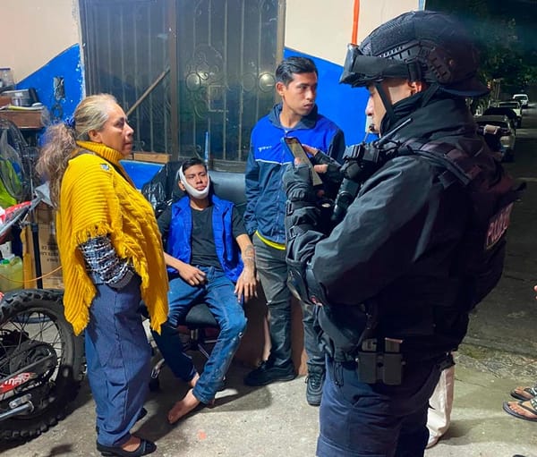 ¡MOTOCICLISTA SE METIÓ A VIVIENDA DE VECINA DESPUÉS DE UN “CABALLITO”!