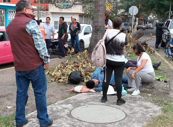¡SE ESTRELLAN MOTOCICLISTAS EN LOMAS DEL COYOL!