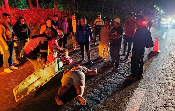 ¡PAREJA EN MOTO HERIDOS EMBESTIDOS POR TRÁILER!