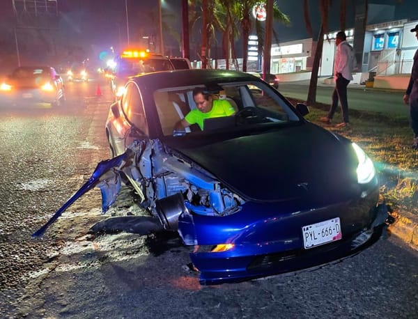 ¡SE LA “PARTE” CARRO DE ELON MUSK!
