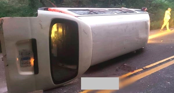 ¡CINCO HERIDOS EN VOLCADURA DE UNA URBAN EN GUTIÉRREZ ZAMORA!