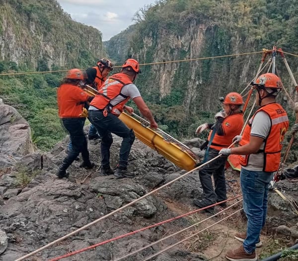¡HOMBRE PIERDE LA VIDA AL CAER EN PROFUNDO BARRANCO!