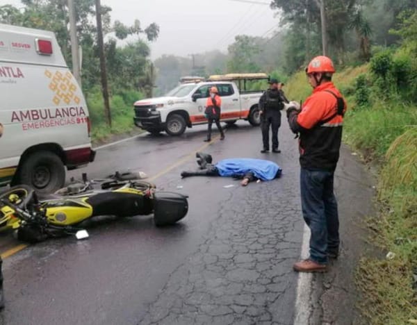 ¡MOTOCICLISTA PIERDE LA VIDA BAJO LAS RUEDAS DE VOLTEO!