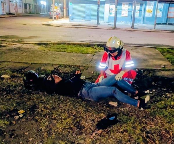 ¡TRANCAZO DEJA HERIDOS A PAREJA DE MOTOCICLISTAS!