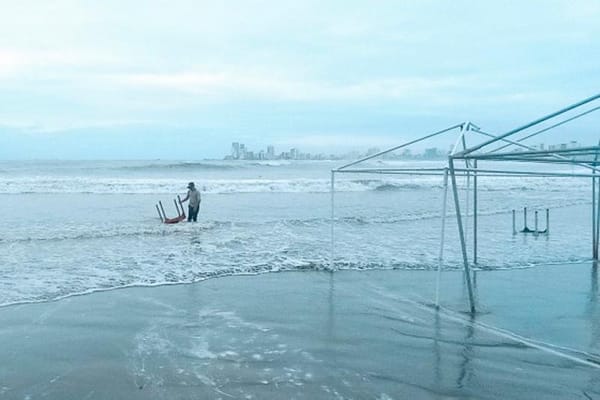 ¡SE SALIÓ EL MAR! - MEGA-MAREJADA *Mobiliario de las palapas de Villa del Mar fue arrastrado por las olas