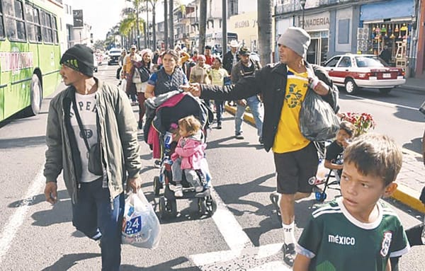 ¡AVIÓN ATERRIZA EN TAPACHULA CON 122 MIGRANTES MEXICANOS DEPORTADOS DE EU!