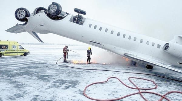 ¡AVIÓN DE DELTA AIRLINES VOLCADO EN TORONTO; CONSULADO DE MÉXICO DESCARTA VÍCTIMAS CONNACIONALES!