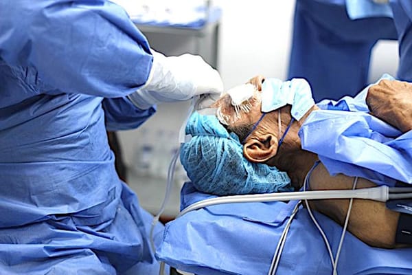 ¡LOS OPERAN DE CATARATAS!