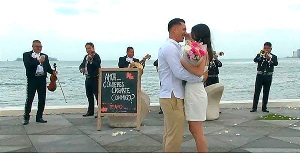 ¡SAN VALENTÍN! - *Pide matrimonio en Plaza de la Soberanía