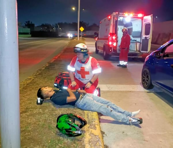 ¡SE ESTRELLA CONTRA EL CAMELLÓN Y SALE VOLANDO DE LA MOTO!