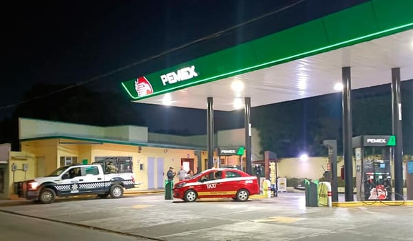 ¡ASALTAN A DESPACHADORES DE GASOLINERA EN LA 21 DE ABRIL!