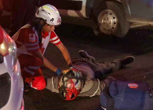 ¡CHOCAN TAXISTA Y ‘CABALLO DE ACERO’ EN LA COLONIA LÁZARO CÁRDENAS!