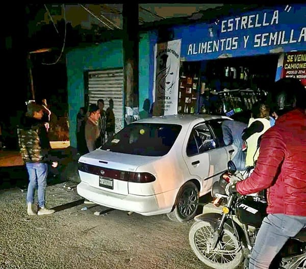 ¡ESTACIONA EL AUTO DENTRO DE LA TIENDA DE ABARROTES!