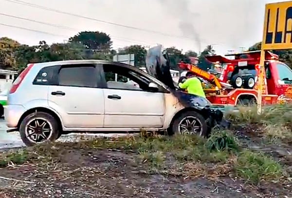 ¡POR CHISPAZO SE QUEMÓ COCHE DE JOVEN MUJER!