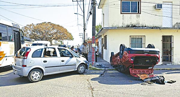 ¡VOLCADURA EN DOS CAMINOS!