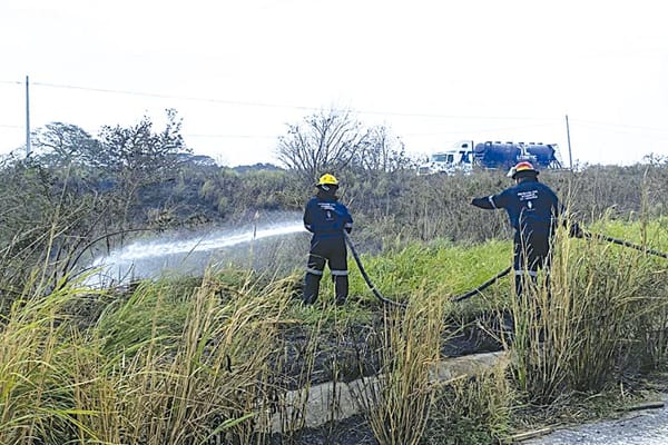 ¡ARDE PASTIZAL EN EL 13.5!
