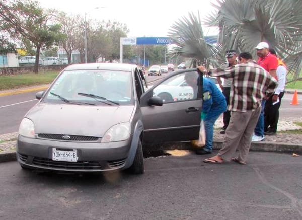 ¡AUTOMOVILÍSTA PIERDE LA BRÚJULA Y SE QUEDÓ ATRAPADO EN JARDINERA!