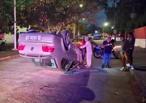 ¡CHOCA CON POSTE Y QUEDA CON LAS LLANTAS PA’ ARRIBA!