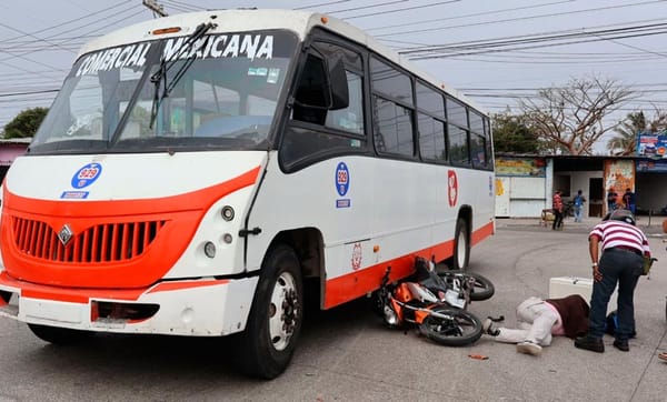 ¡MOTOCICLISTA CASI MUERE APLASTADO!