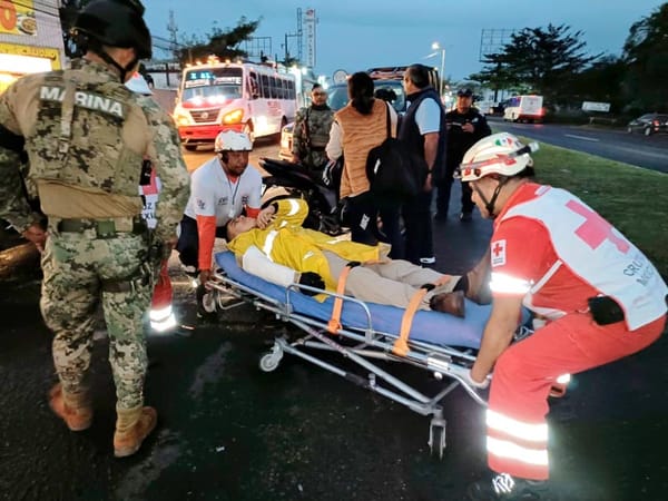¡MOTORIZADO FRACTURADO EN DERRAPÓN EN LA CARRETERA!