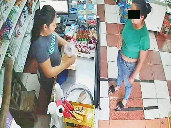 ¡PAREJA CON CUCHILLO ATRACAN A CAJERA DE MINISÚPER!