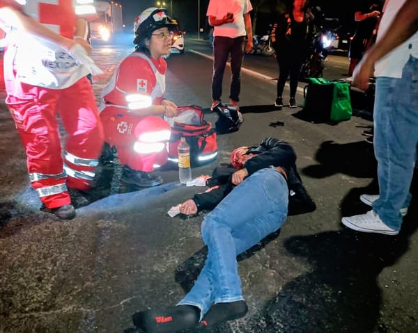 ¡REPARTIDOR DE UBER EATS SE IMPACTA CONTRA CAMIONETÓN!