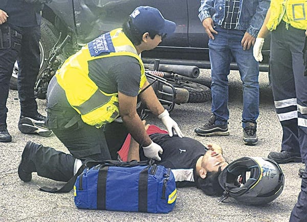 ¡SE LE FUE ESTRELLAR UNA MOTO A LA CAMIONETA!