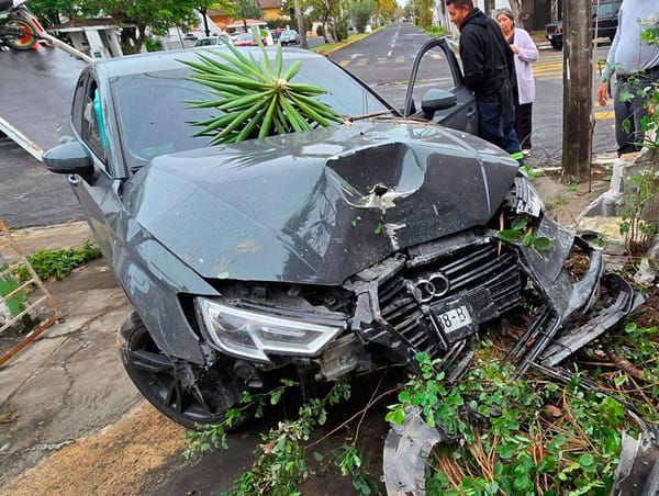 ¡AUDI DESTROZA BARDA DE UNA CASA EN EL FLORESTA!
