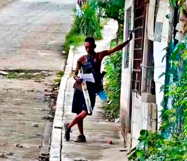 ¡CON UN MACHETE QUIERE HACER “PICADILLO” A SUS VECINOS!