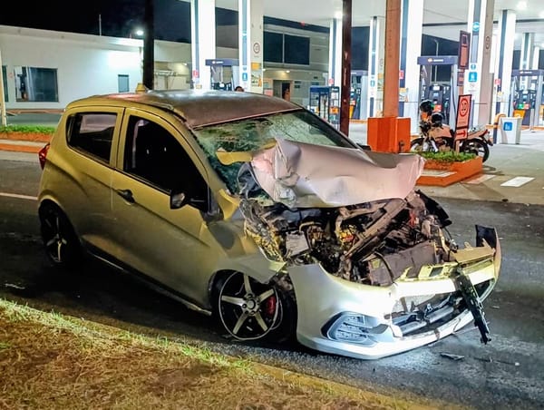 ¡SE IMPACTA CONTRA TRACTOCAMIÓN Y LE REVIENTAN EL “CHIPO”!