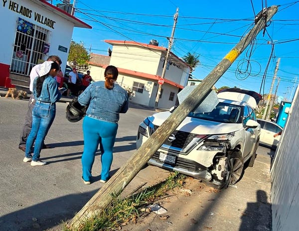 ¡SE LES ATRAVIESA TAXI ROSA Y SE IMPACTAN CONTRA POSTE!