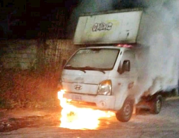 ¡CAMIONETA DE CARGA CHOCA Y SE INCENCIA!