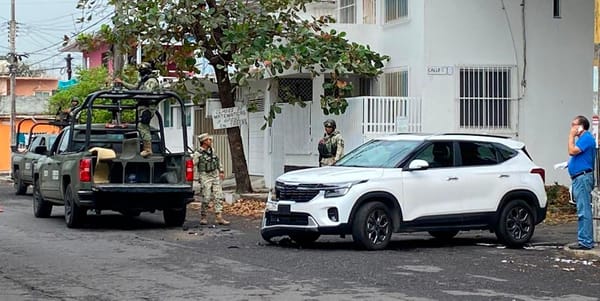 ¡CAMIONETA SE DA DE CACHETITO CONTRA PATRULLA DE LA DEFENSA!