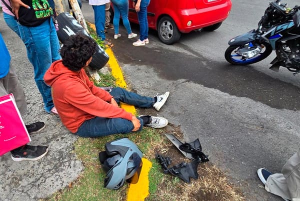 ¡MOTOCICLISTA NO ALCANZA A FRENAR Y SE ESTRELLA CONTRA UN MATIZ!