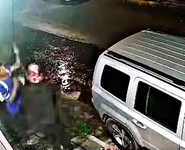 ¡GRABAN A LADRONES JALANDO METROS DE CABLES DE UNA CASA!