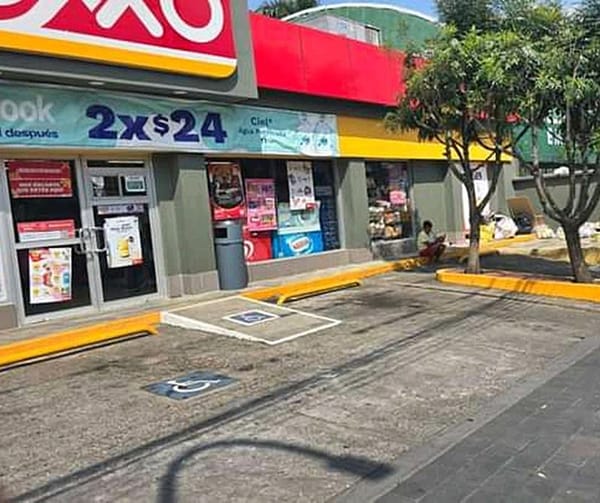 ¡HAMPONES DISPARAN CONTRA POLICÍAS EN ASALTO A UN OXXO!
