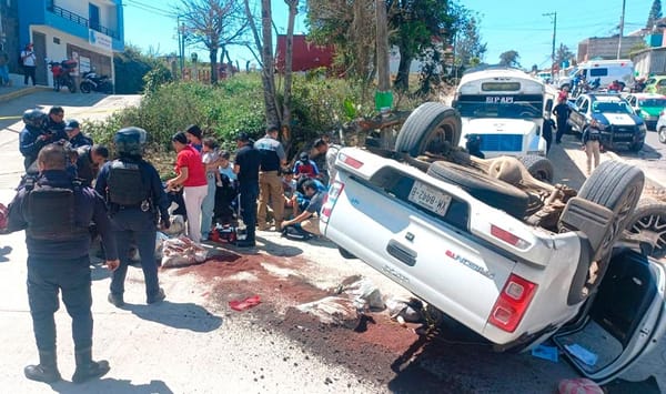 ¡TRES HERIDOS EN VOLCADURA DE CAMIONETA EN XALAPA!