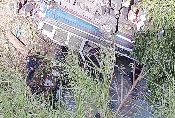 ¡AUTOBÚS CAE DESDE PUENTE: 40 MUERTOS! - EN GUATEMALA