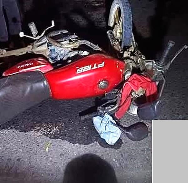 ¡MUERE BEBE EN MOTOCICLETAZO! - LA SABANA QUE LA CUBRIA SE ENREDO CON LA CADENA PROVOCANDO QUE LA FAMILIA CAYERA
