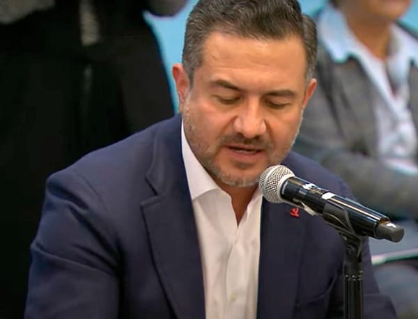 ¡HASTA APLAUDEN A CHIKY-YUNES! - LOS SENADORES DE MORENA