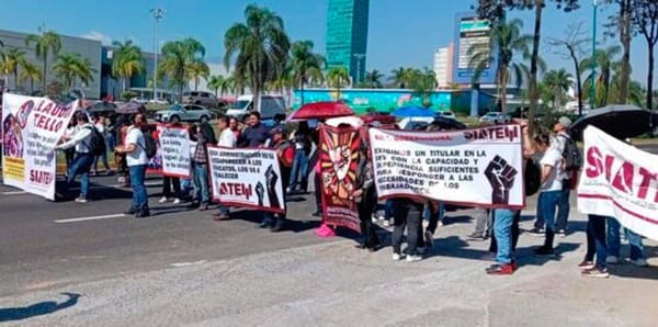 ¡HASTA TOMAN CALLES! - * Protestan maestros de los sindicatos