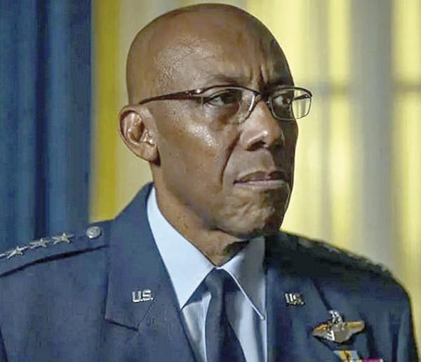 ¡TRUMP DESPIDE AL MILITAR DE MÁS ALTO RANGO DE EU!