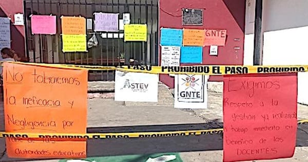 ¡CON TODO Y AMENAZAS MAESTROS MANTIENEN TOMADA DELEGACIÓN!