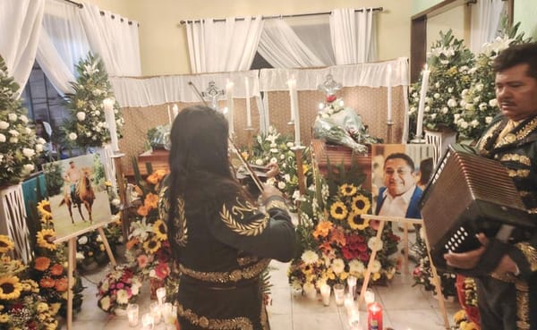 ¡EXIGEN JUSTICIA! - LOS DESPIDEN CON MARIACHIS