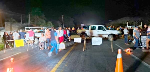 ¡ARDE TECOLUTLA! - *BLOQUEARON LA CARRETERA FEDERAL 180