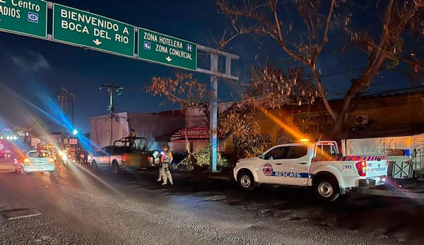 ¡OTRO APAGÓN! - ARDE POSTE DE LUZ