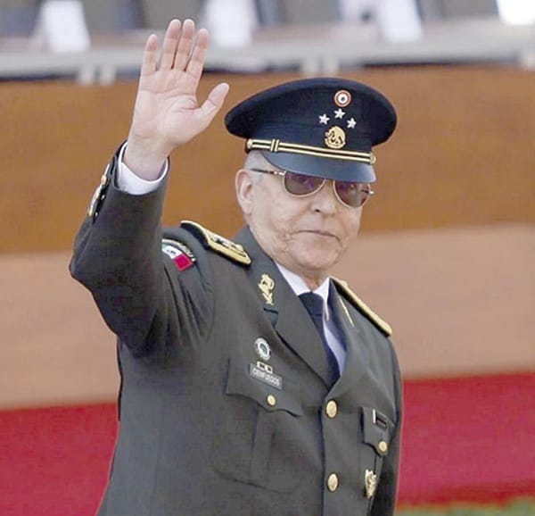 ¡REAPARECE CIENFUEGOS EN EVENTO CON SHEINBAUM!