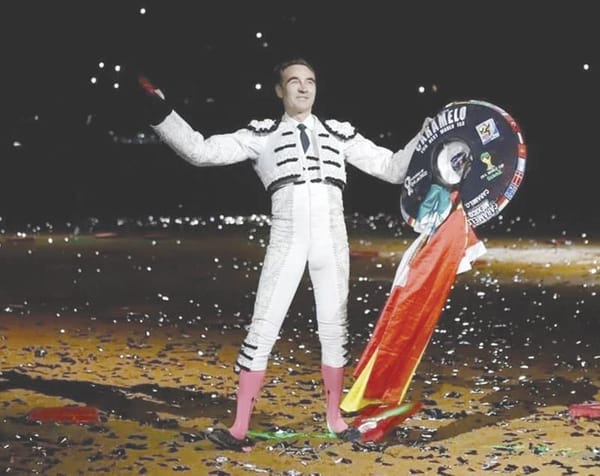 ¡ENRIQUE PONCE CORTA DOS OREJAS EN SU DESPEDIDA EN LA MÉXICO!